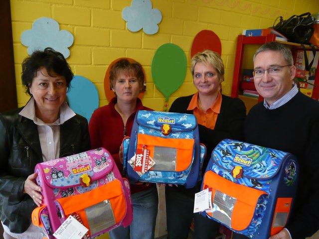 (v.l.) Anne Spelmans (Vizepräsidentin KCXN), Susanne Solke (Leiterin des Kolping Kindergartens), Karla van Haag-Gehrke (Gruppenleiterin) und Axel Götze-Rohen (Kiwanis Präsident)