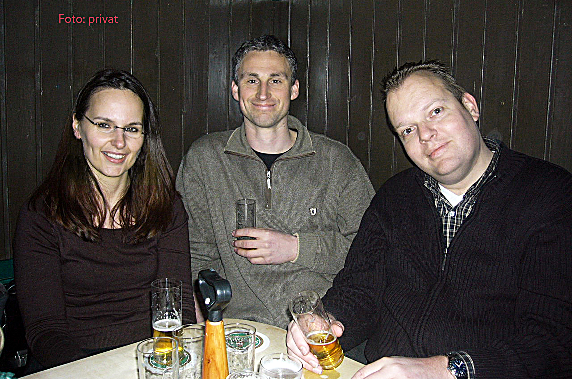 Sandra Neß, Christian Hendricks und Norbert Neß genießen heute wie schon vor Jahren gemeinsame Bierchen.