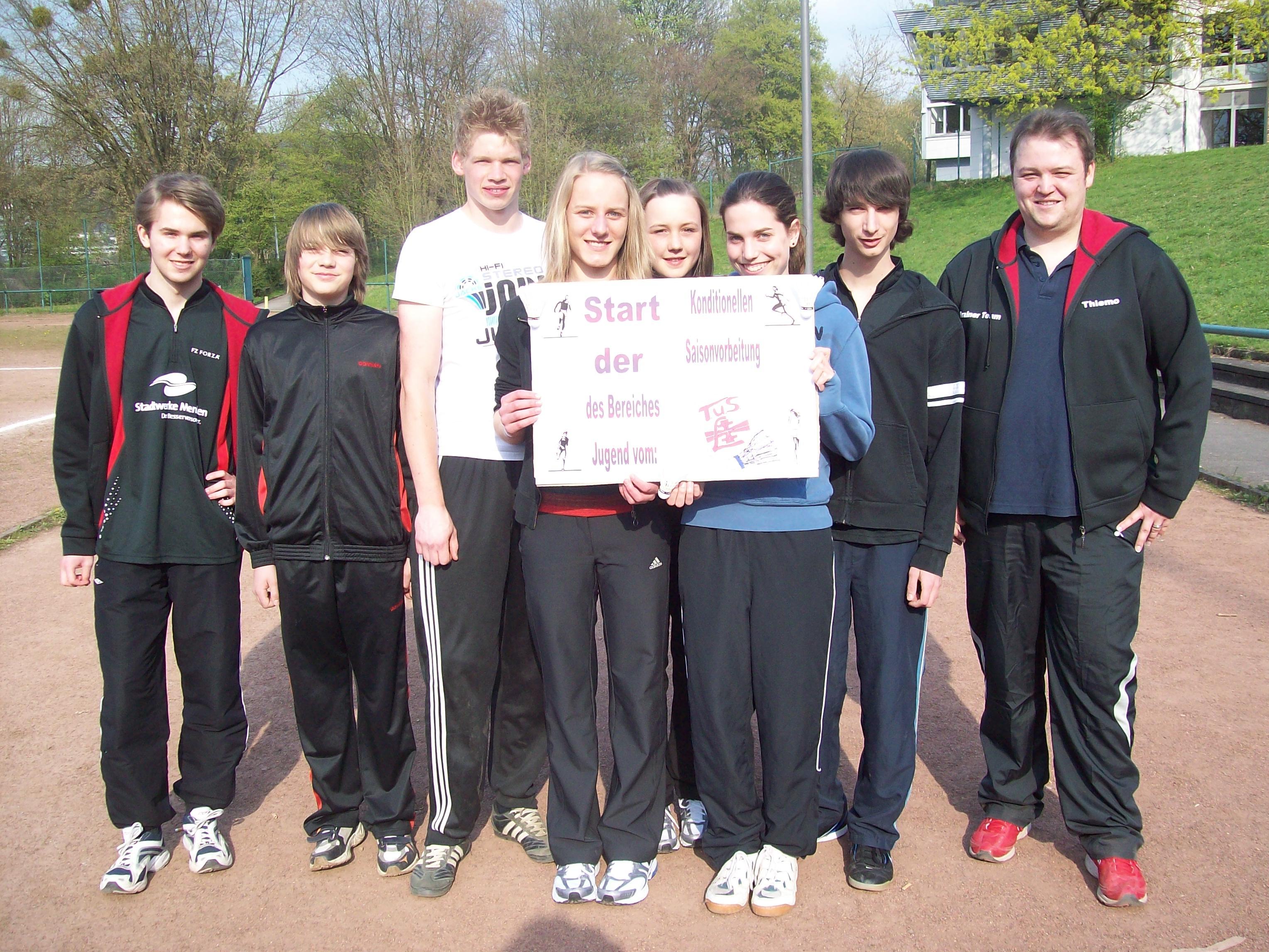 Trainer Thiemo und Tobias Schulz und Spieler des Jugendbereichs