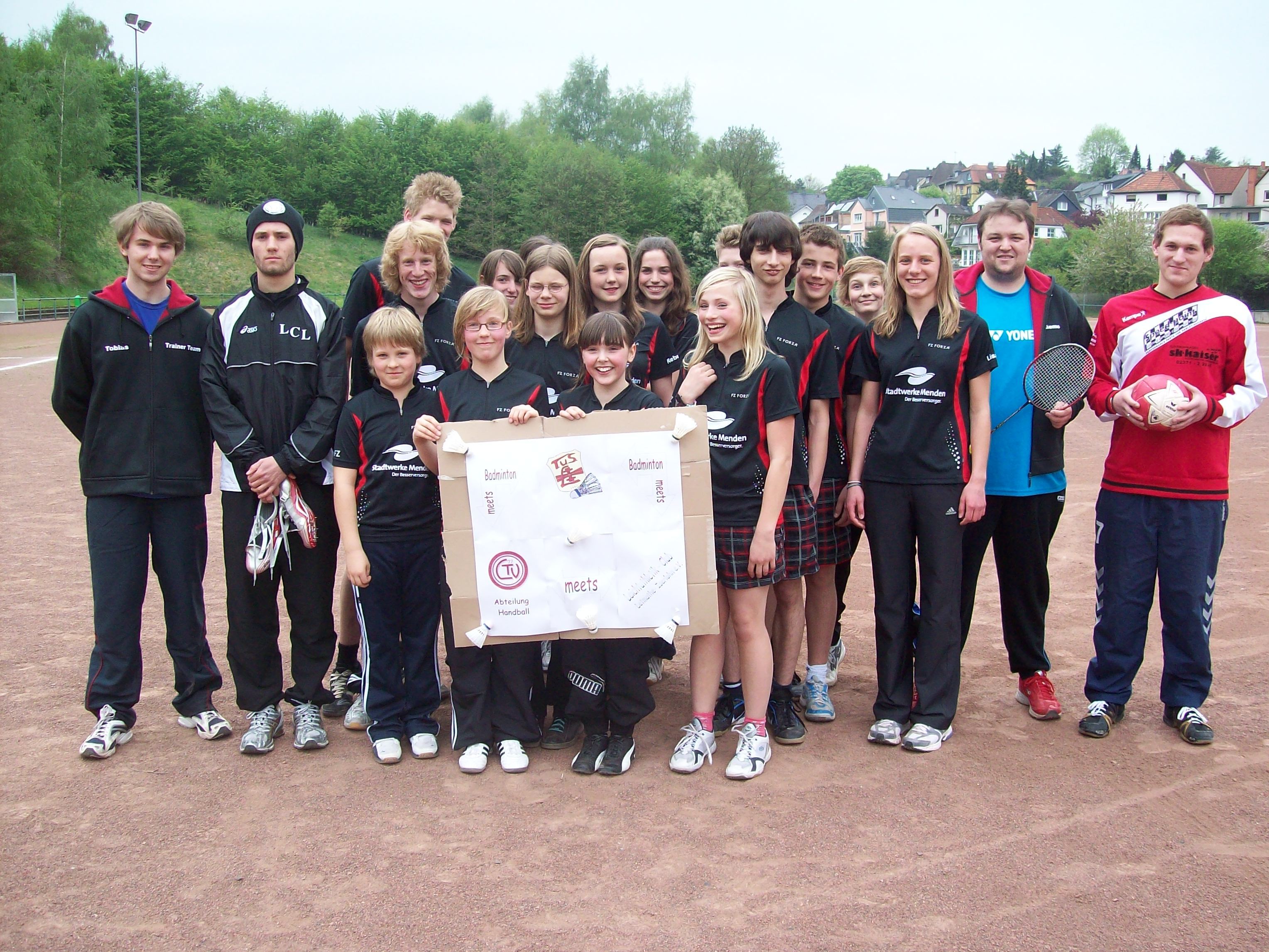 Gruppebild mit Trainern, Gast- Sportlern und den TuS- Kindern