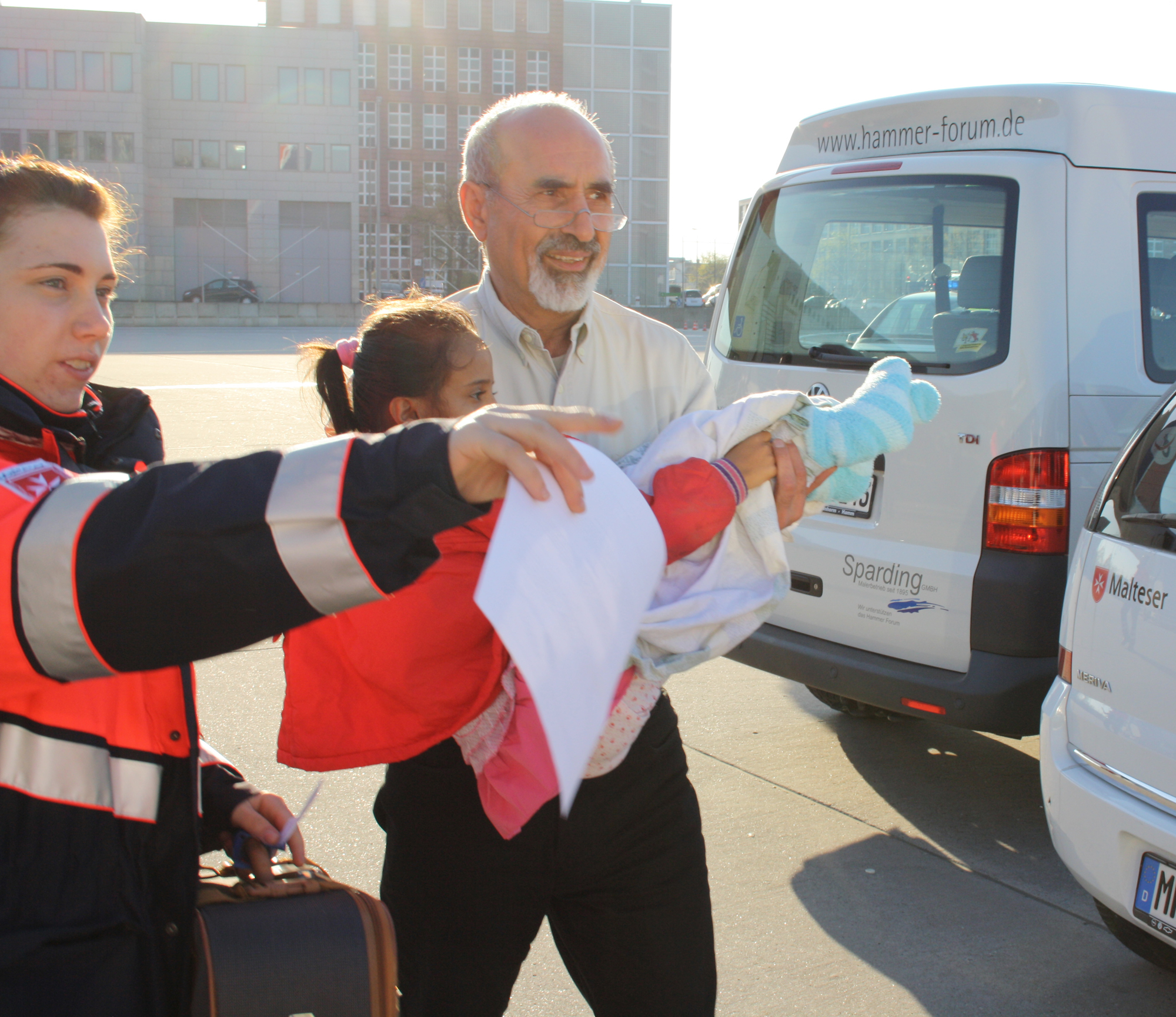 Dr. Emmanouilidis bringt Sanaa bei der Ankunft in Frankfurt zum wartenden Fahrzeug
