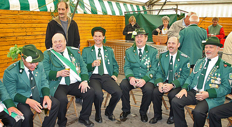 Lustige Herrenrunde im Zelt.