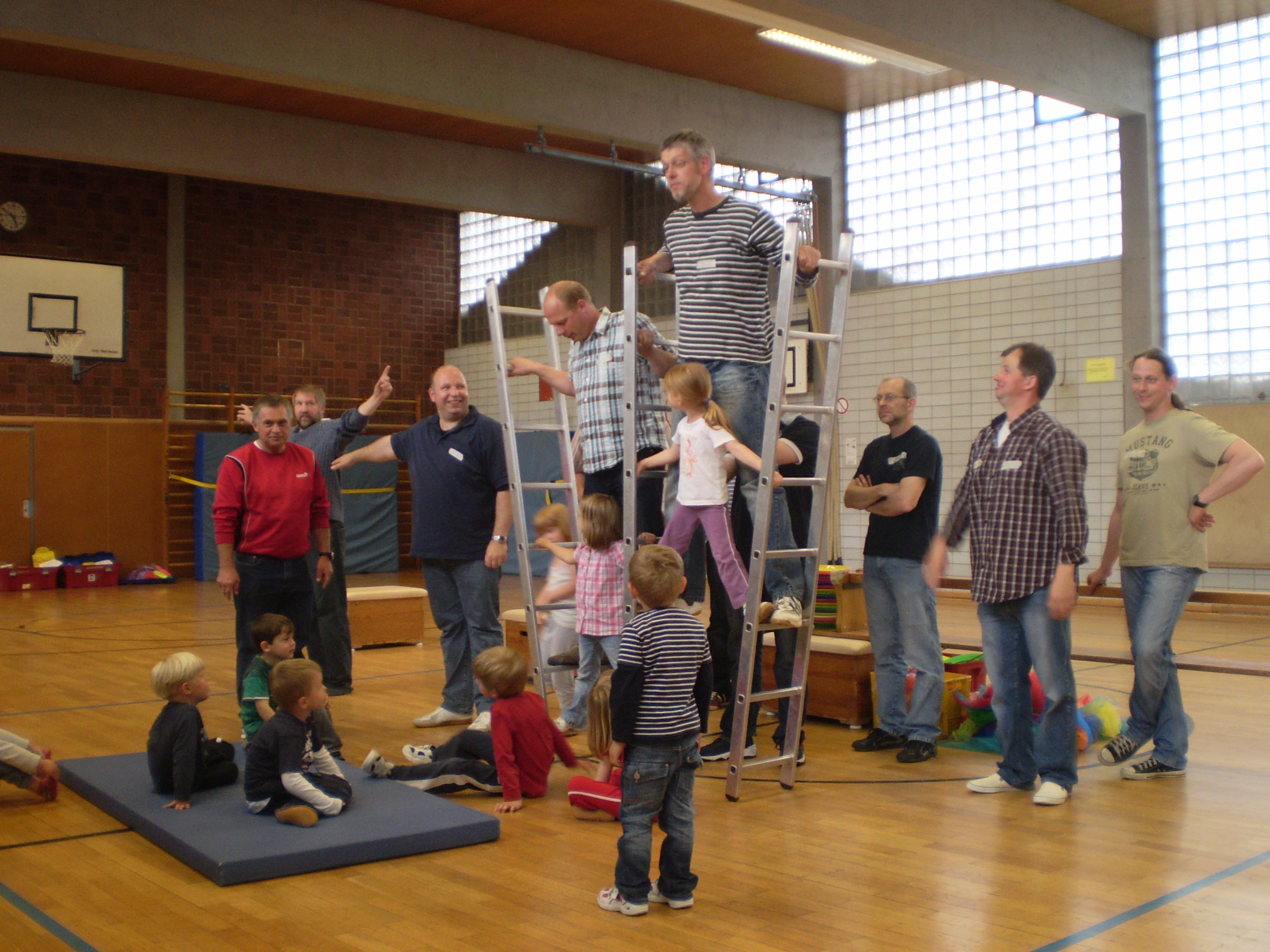 Die spektakuläre Kinder-Väter-Leiternpyramide
