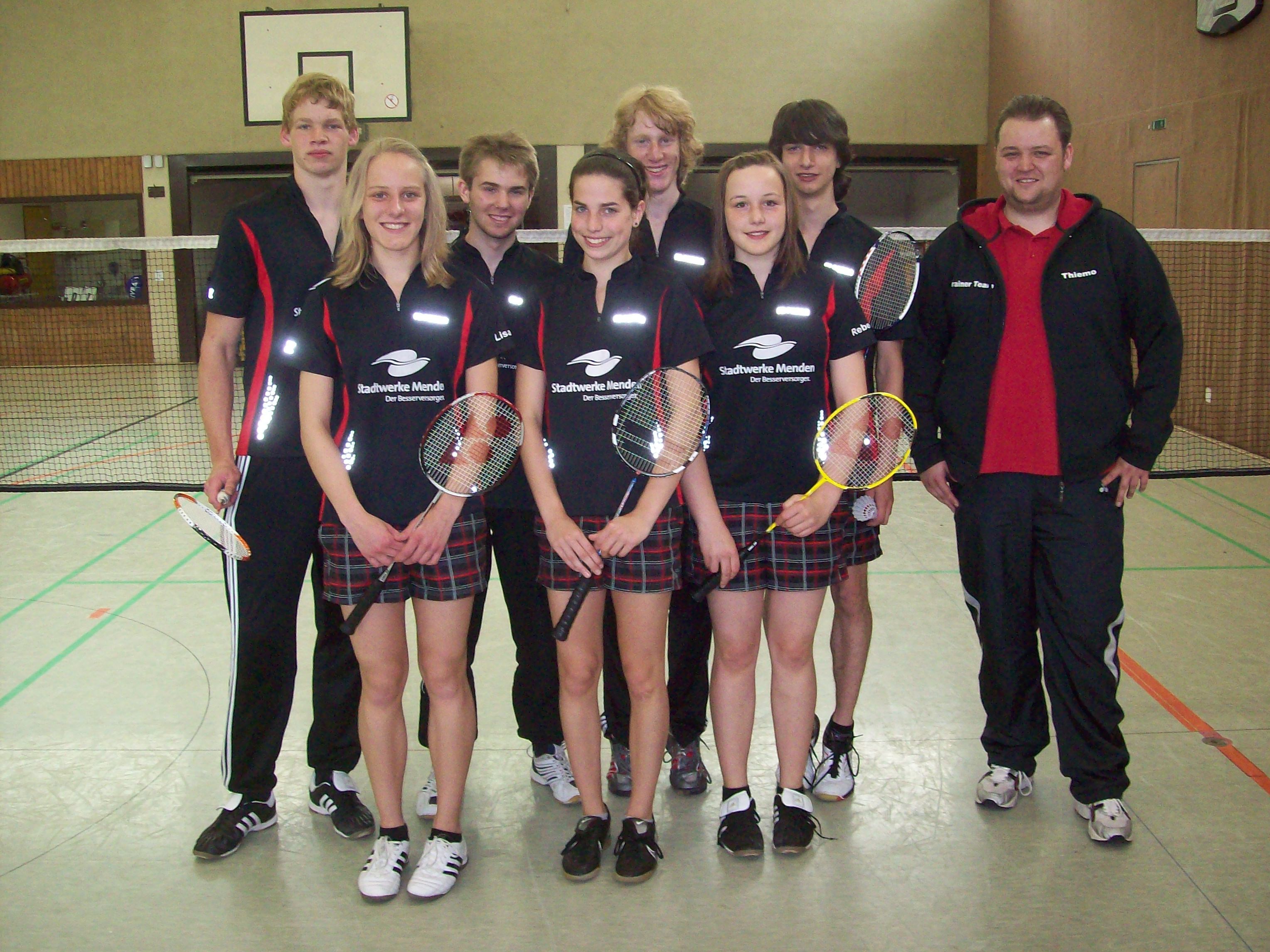 Mike Schmidt, Tobias Schulz, Marcel Arnrich, Panagiotis Doulgeris und Trainer Thiemo Schulz, vorne v.l. Lisa Bathe, Marie Drilling und Rebecca Wortmann