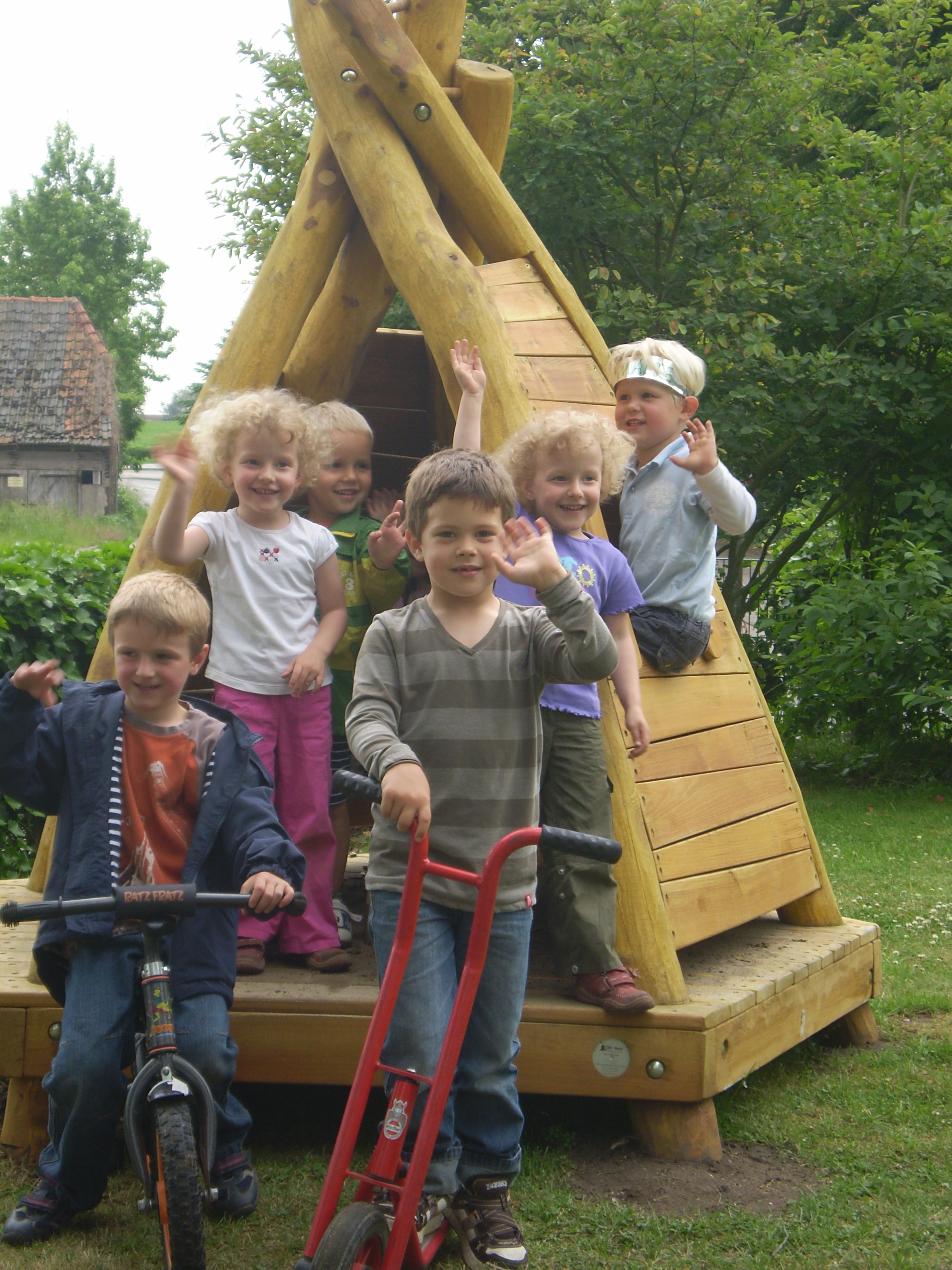 Fröhliche Kinder erobern ihr neues Haus