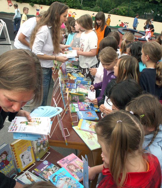 Zurzeit werben die Mitarbeiterinnen an den Grundschulen für den Sommerleseclub 2010.