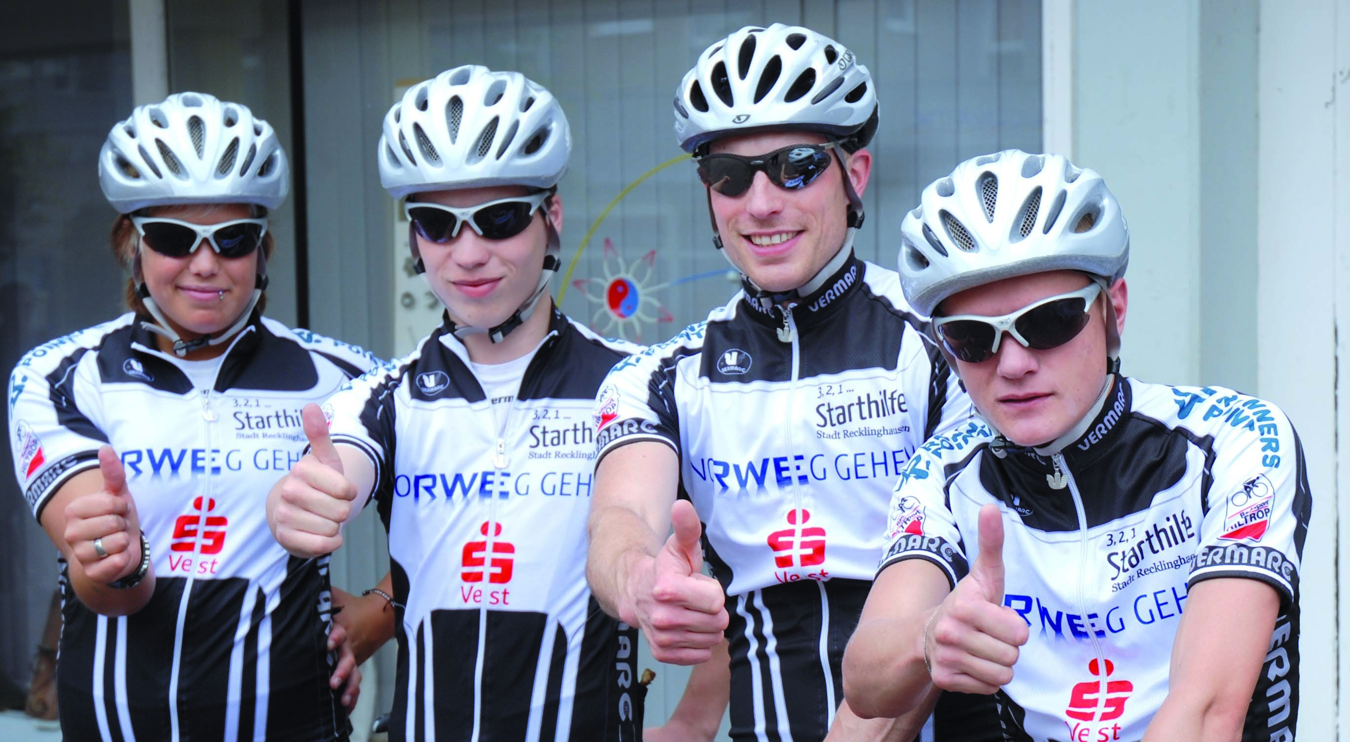 Stefi (links), Lukas, Jens Letzig und Roman (von links nach rechts) werden von Sponsoren tatkräftig unterstützt: Runner's Point, RWE, Fahrrad Hiltrop, City Fitness. Foto: Halstenbach