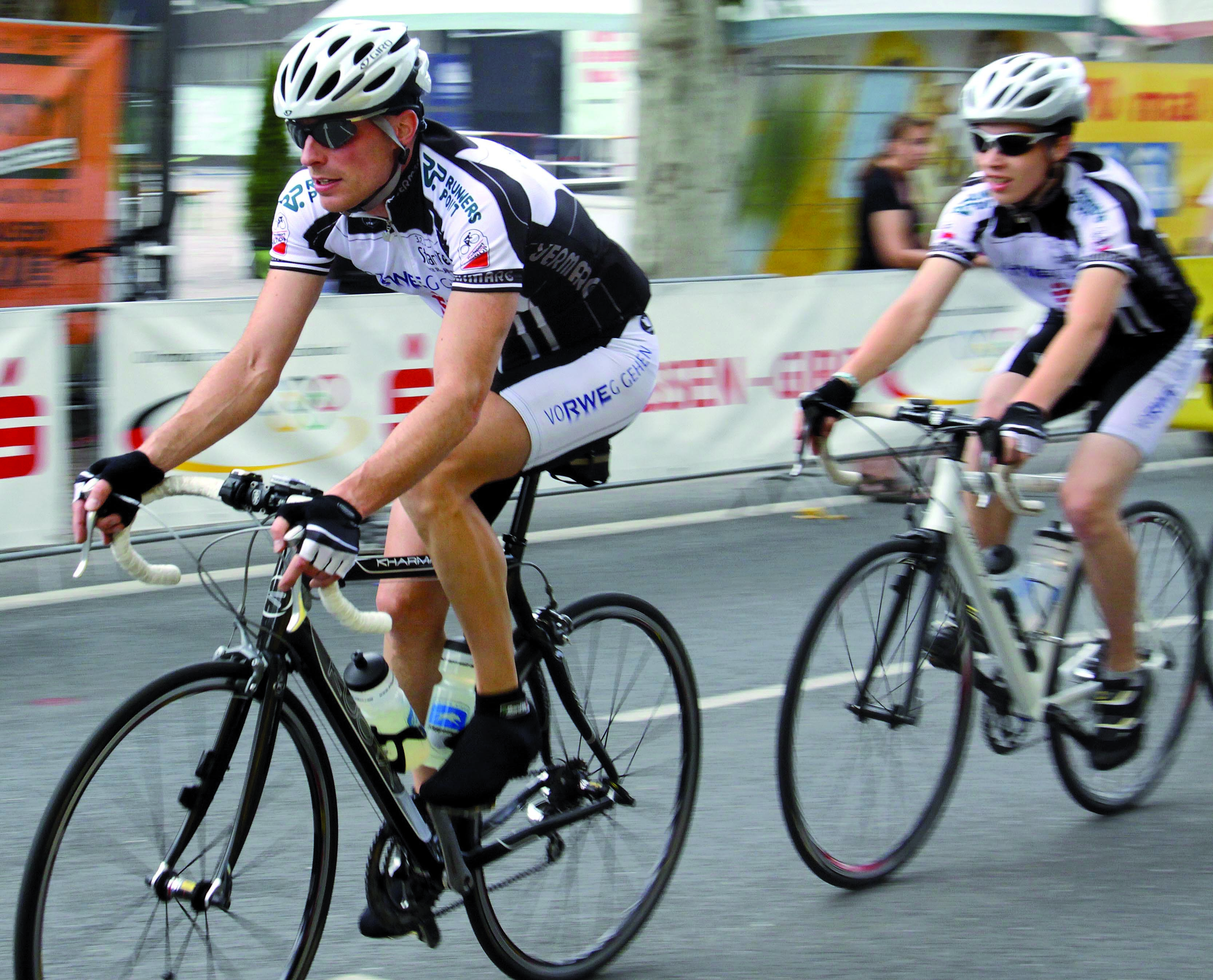Starke Leistung: Lukas (19, rechts) und Jens Letzig vom Starthilfe-Team. Foto: Gerd Schypulla