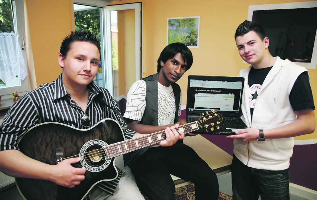 Der feste Kern von Crystalmedia: Walid, Samuel und Mergim (v. li.) machen gemeinsam Musik und vermarkten sie auch.