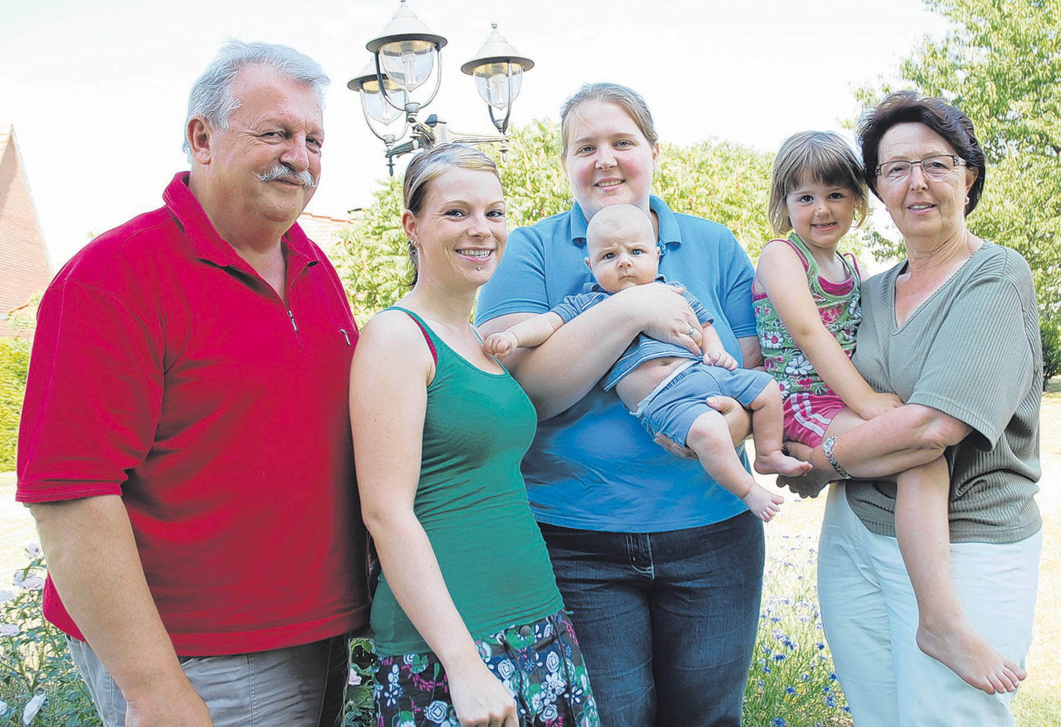 Von links: Wilhelm Brücker, Sara Brücker, Nina Puls (geb. Brücker) mit Yannis und Christa Brücker mit Maya. Foto: heli
