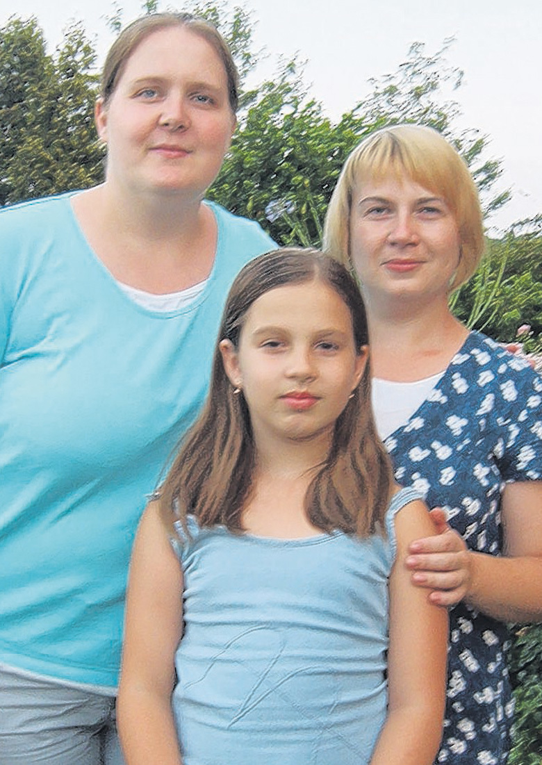 Nina Puls (29) (links) mit Natascha und deren ältesten Tochter Daria (10). Natascha lebt mit Mann und ihren zwei Töchtern (10 und 2 Jahre) in Nowosybkow. Der Ort gehört zu den am stärksten radioaktiv verseuchten Gebieten Russlands. Foto: privat