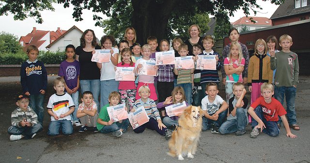 Mischlingshündin Lea steht im Mittelpunkt der Ferienbetreuung an der Schillerschule in Massen.