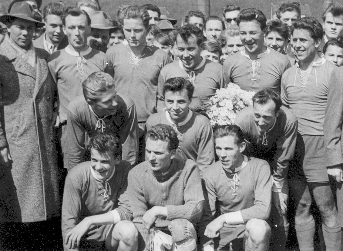 Feierte mit den Eintracht-Handballern 1958 den gewinn der Westfalenmeisterschaft: Der im Alter von 74 Jahren verstorbene Heinz Struff (hinten rechts). (Foto: VfL Eintracht Hagen)