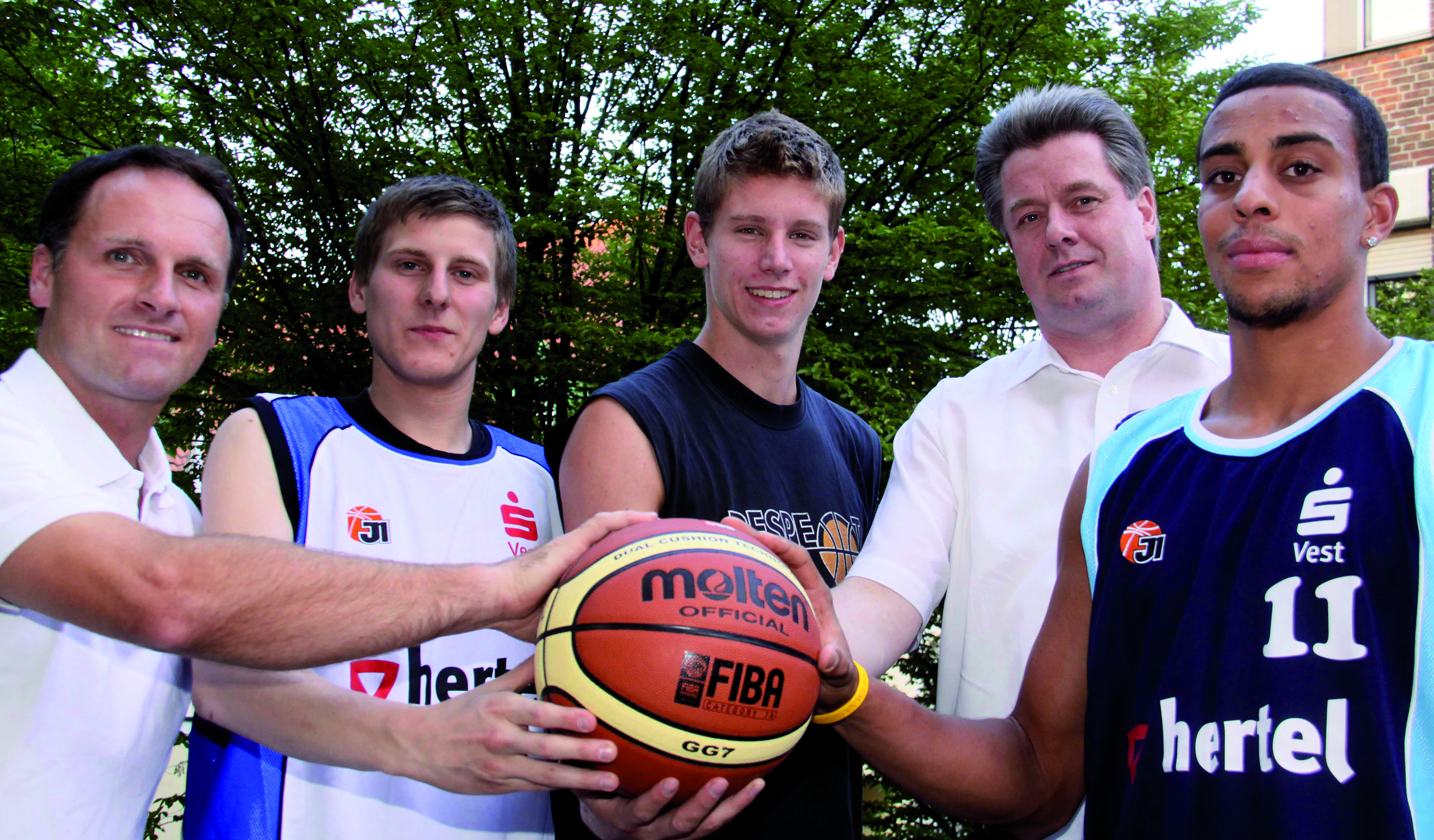 Trainer Georg Kleine (l.) und Manager Hans-Jürgen Gayk (2.v.r) freuen sich auch Felix Mattes (2.v.l.), Christoph Schmüdderich (M.) und Kassim Mbamba.