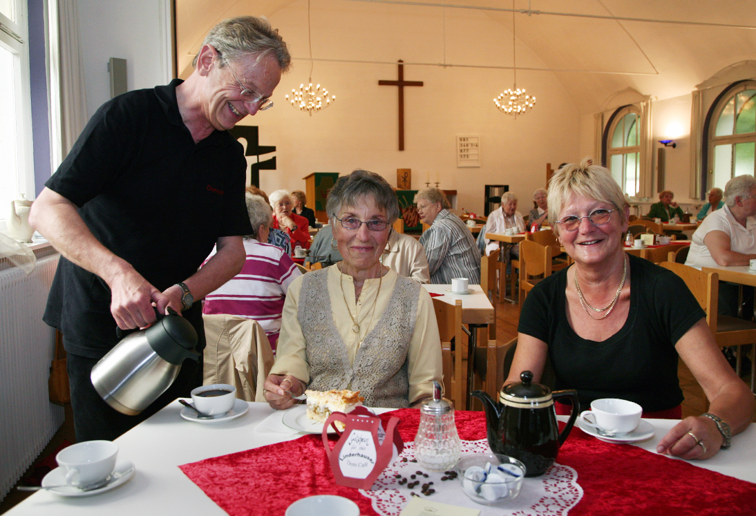 Waltraud Isken (Mitte) besuchte mit ihren Gastgebern Gerd und Jutta Löber auch das Linderhauser Domcafé.