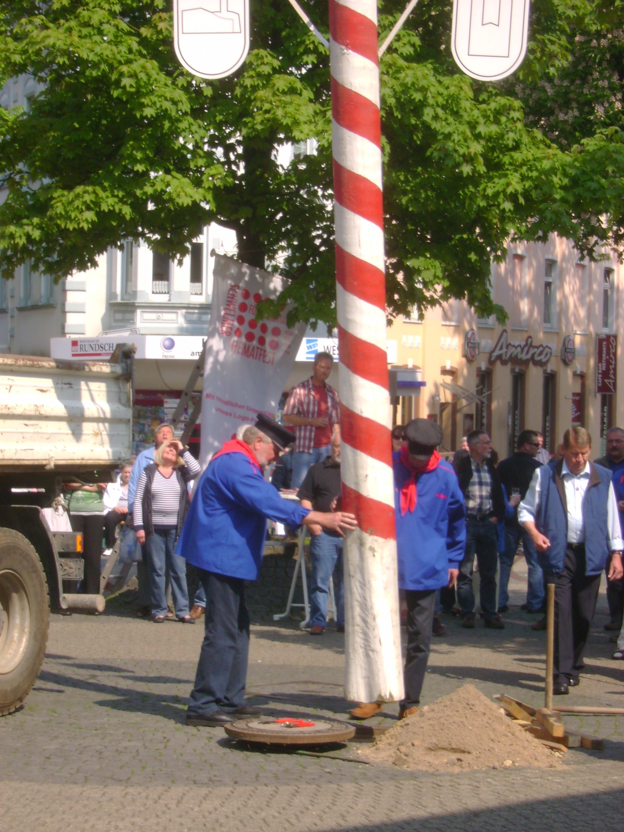 Ob Maibaumaufstellung (Foto), Sammelaktionen für die Nachbarschaften oder "Heimatfeststicker" - die Förderinitiative macht ihrem Namen alle Ehre!
