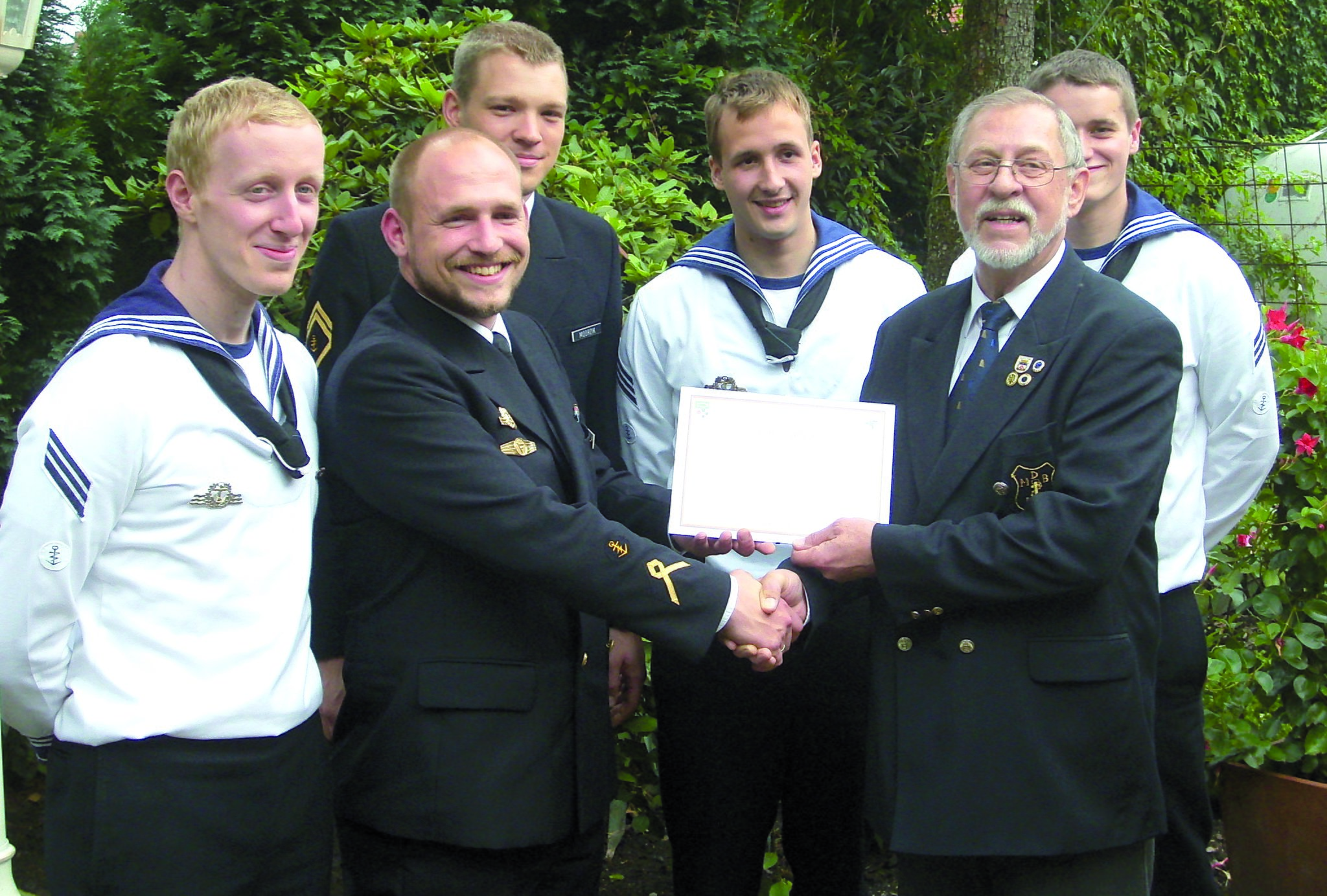 Karl Hildebrandt gerührt Glückwünsche für engagierten Marinekameraden