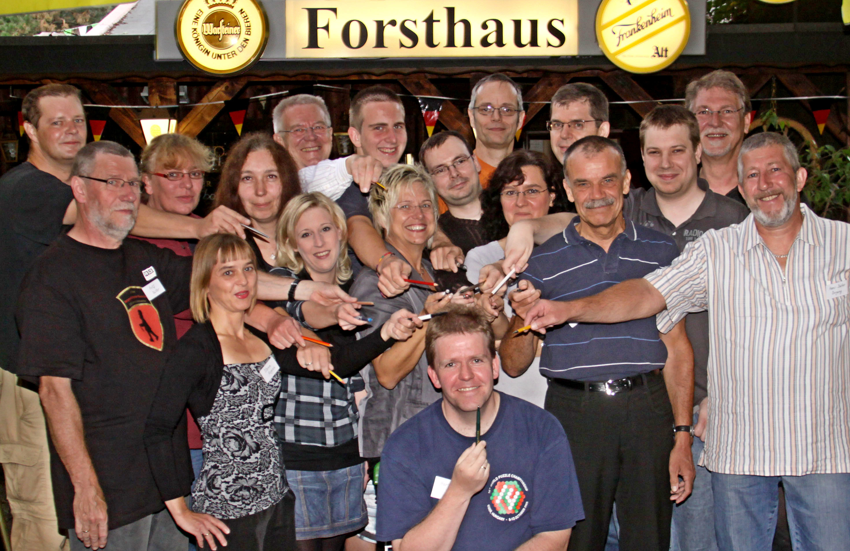 Alle auf einen Blick. Vor dem Finale trafen sich die Kandidaten und Organisator Hartmut Seeber (v.m.) zum Gruppenbild.