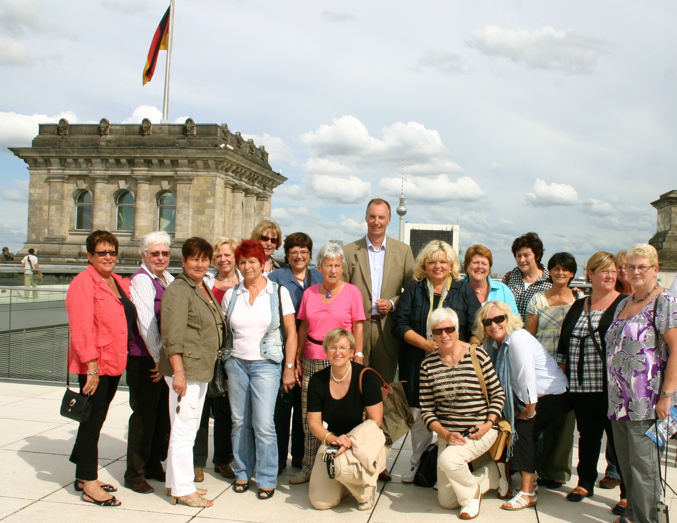 Teilnehmer der Berlinreise auf der Dachterrasse des Reichtags mit Dr. Heider (MdB)