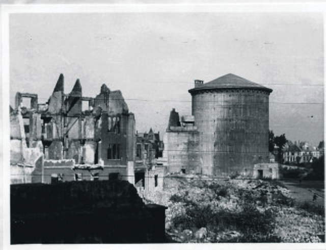 Der Hochbunker Körnerstraße / Ecke Oberdorfstraße im Sommer 1945. Der Bunker hat die Luftangriffe überstanden - die umliegenden Häuser nicht.