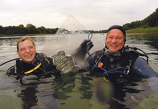 Markus Asmus zusammen mit Birgit Rogge-Scheit (l.) im großen Kronensee in Brandenburg. Foto: Sven Plümpe