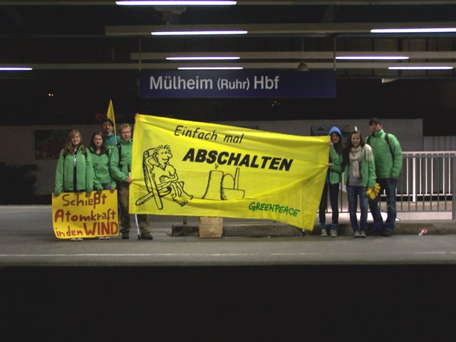 4.30 Uhr: Greenpeace Mülheim vor der Abfahrt nach Berlin