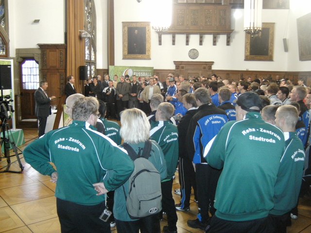 Die Gäste lauschen der Begrüßung von BM Osenger