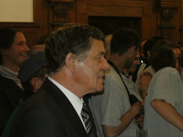 Begeisterter Zuschauer bei der Tanzdarbietung - Otto Rehagel