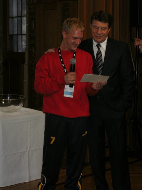 Oliver Kern aus Offenbach und Otto Rehagel sprechen den Ehrenkodex