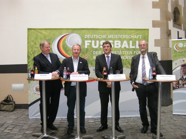 Vorstellung der Meisterschaft im Rathaus Innenhof