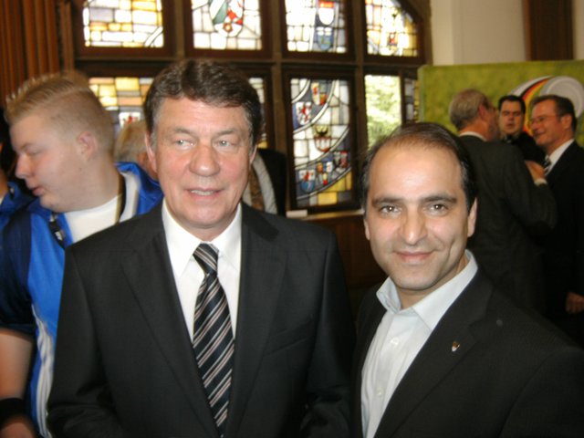 Otto Rehagel und Bürgermeister Erkan Kocalar