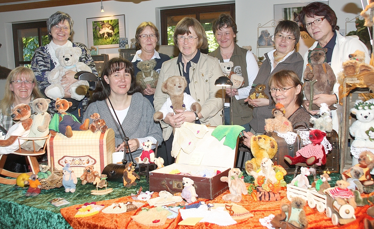 Sieben eifrige Damen haben gut 250 verschiedene, selbst gefertigte Teddybären mit in den Anholter Bärenpark gebracht. Dort sind sie in einer kleinen Ausstellung zu bewundern und natürlich auch käuflich zu erwerben. Foto: Ralf Beyer