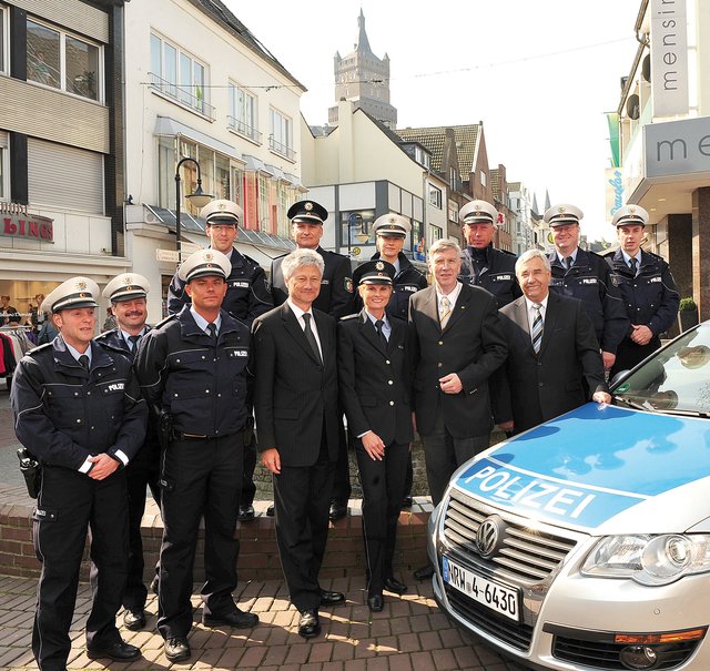 Schon im April übergab der damalige Innenminister Ingo Wolf zusammen mit seinem damaligen Staatssekretär Manfred Palmen die neuen Uniformen an die Beamten im Kreis Kleve. Foto: Heinz Holzbach