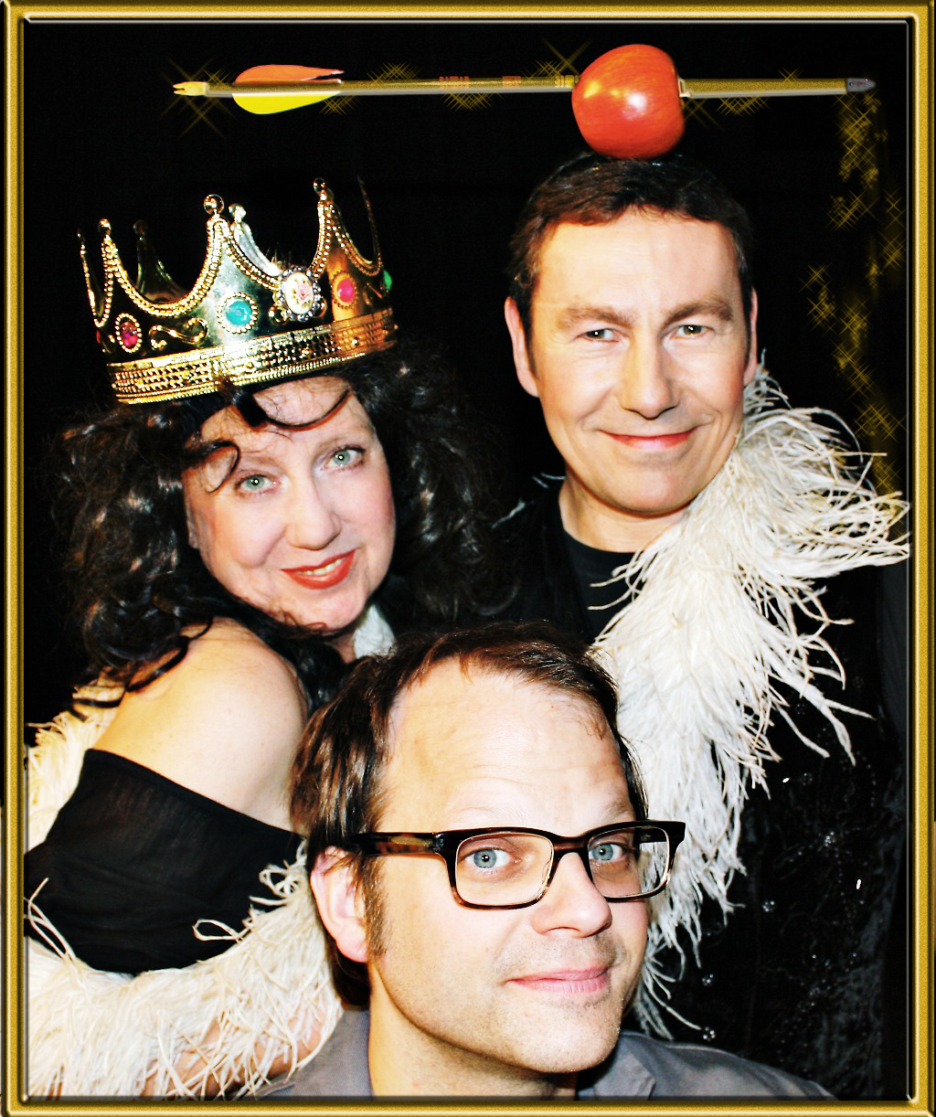 Maggie (Renate Söhnigen), Bruno (Oliver Priebe) und Hausmeister Herr Daniel (Daniel Marré, vorne) zeigen Schillers Dramen, wie sie garantiert noch nicht zu sehen waren. Foto: Theater Flingern