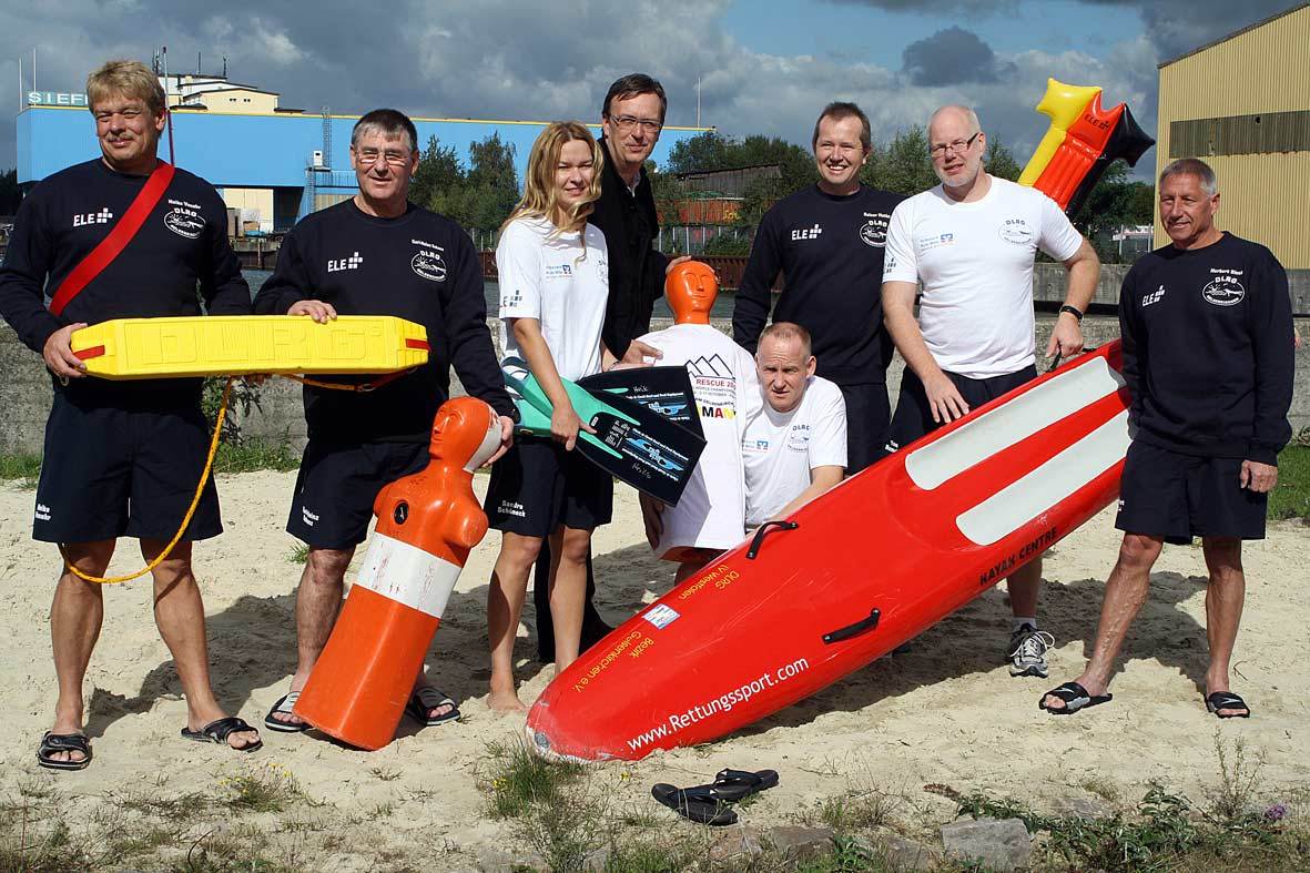 Gruppenbild: Die Rettungsschwimmer Heiko Venohr, Karl-Heinz Schanz, Sandra Schöneck, Peter Efing (ELE), Martin Zielony, Rainer Hatko, Tom Romahn, Herbert Bloch.