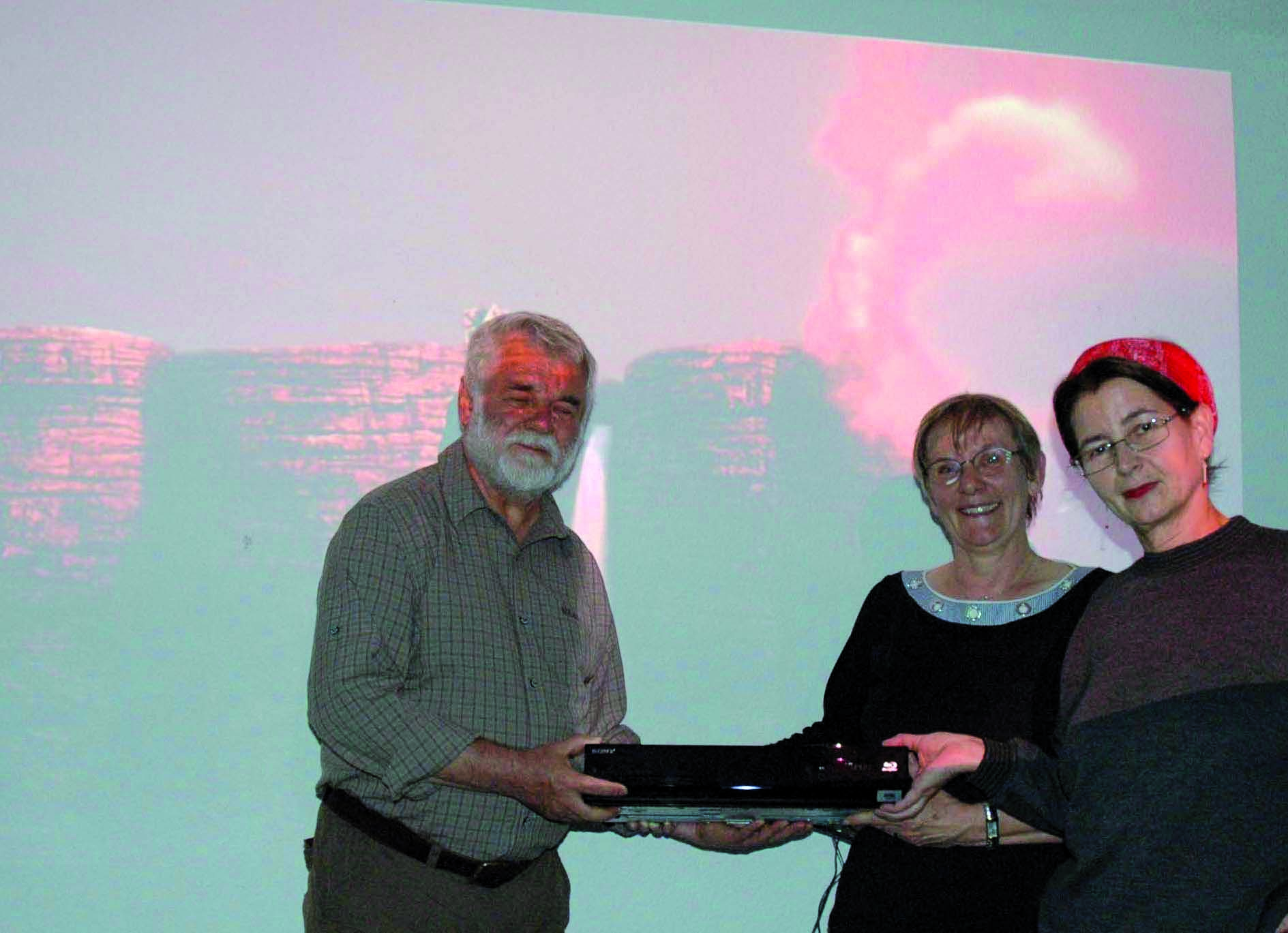 Freuen sich schon auf die Filme im "Stadtbücherei-Kino": (v.l.) Max Lehnert sowie Mathildis Schmitz-Hengesbach vom Förderverein sowie Bibliotheksleiterin Thea Schroiff.