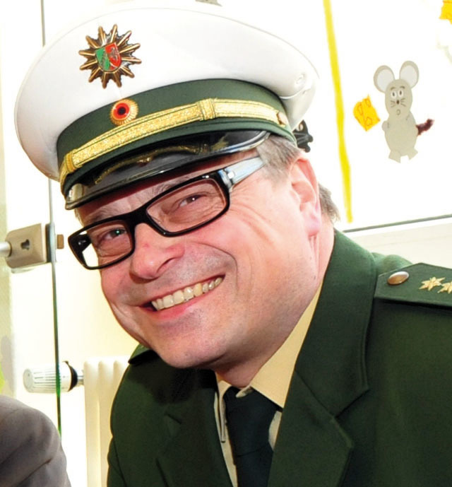 Polizeidirektor Günter Lange muss noch bis Ende des Jahres auf seinen Blaumann warten. Solange trägt er noch die moosgrüne Polizeiuniform. Foto: Heinz Holzbach