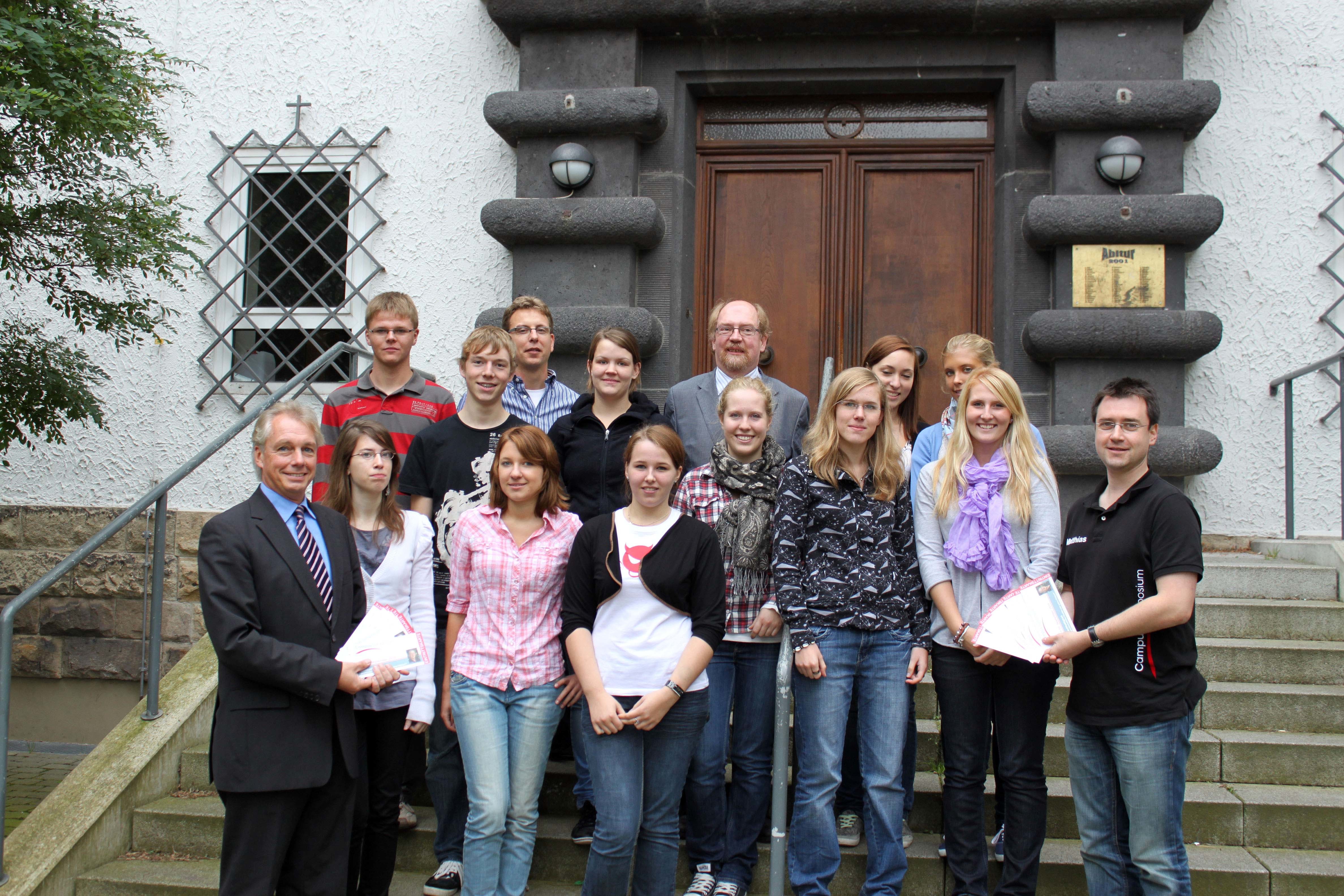 Freuen sich über die Kooperation und ihren Besuch auf dem Campus Symposium: Schülerinnen und Schüler des HGG mit Schulleiter Dr. Thomas Hardt sowie Jan Untiedt und Matthias Thelen von der BiTS.