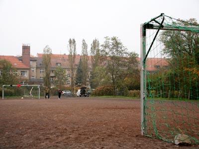 Bolzplätze wo Fußball spielen Spaß macht fordern Duisburgs Jugendliche