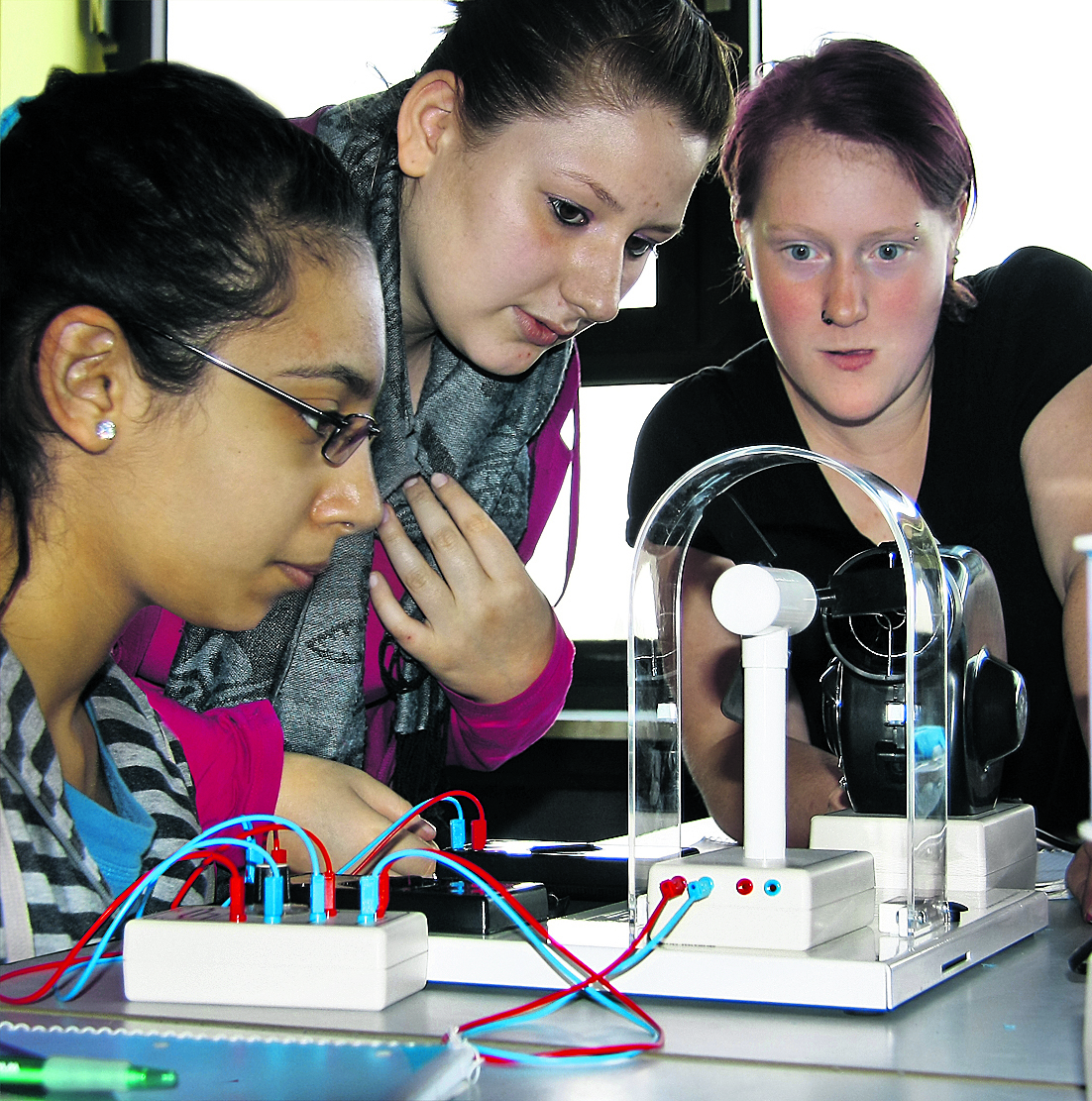 Gebannt verfolgen Schüler die Experimente. Foto: MCGS