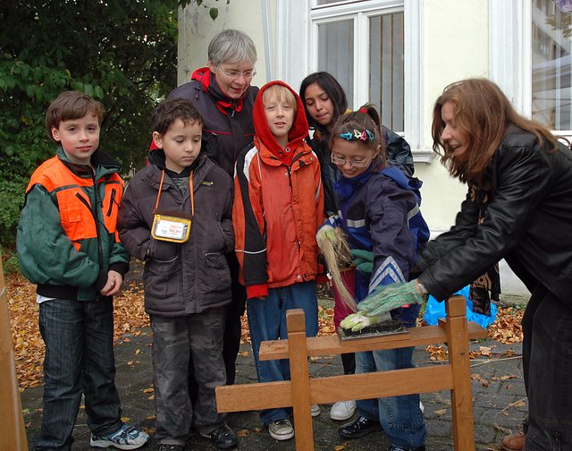 Schüler der Harkortschule bei der Flachsverarbeitung.