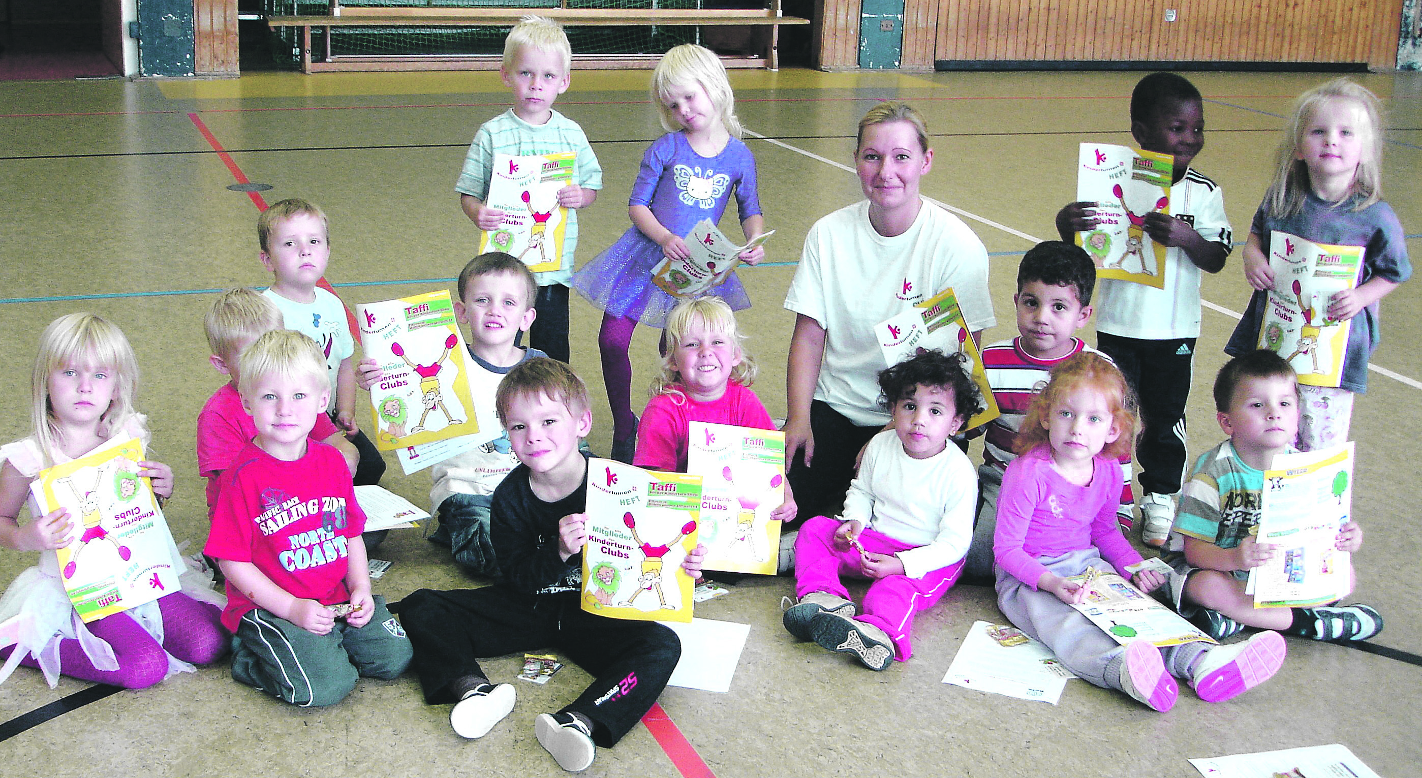 Ausgetobt, glücklich und zufrieden: Trainerin Nicole Lieven im Kreis ihrer Turn-Kinder. Foto: ST