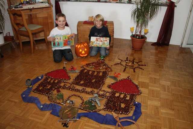 Timo Halfmann (re.) und sein Freund Robin Gritl aus Deilinghofen sind in diesem Jahr die „Nummer 1“ unter den Kastanien-Bastlern. Im Wohnzimmer enstand eine riesige Ritterburg mit allen dazugehörenden Details.