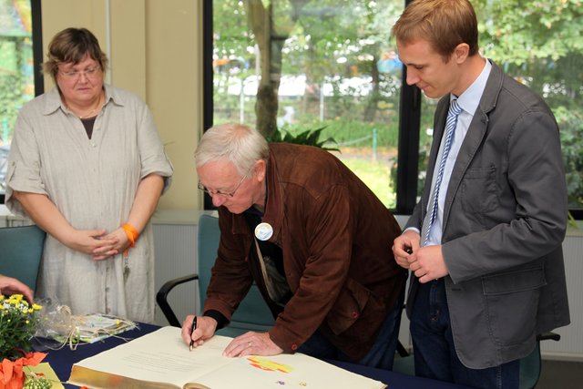 Eintrag in das Goldene Buch der Stadt. Links im Bild schaut Direktorin Rafaela Langnickel (l.) ein wenig skeptisch