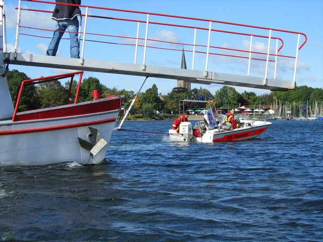 Rettungsboot der Wasserwacht im Einsatz