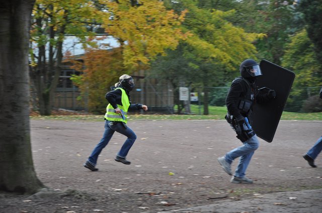 Beamte des SEK stürmen das Gebäude.