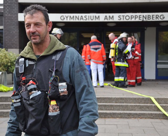 Der Darsteller des Täters mit den Sprengsatz-Attrappen noch am Körper - erfolgreiches Ende einer Übung.