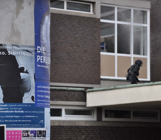 In einem der Klassenräume ist ein 'Feuer' ausgebrochen, das mit Rauchbomben simuliert wird. Ein lauter Knall steht für den vom Täter gezündeten Sprengsatz.