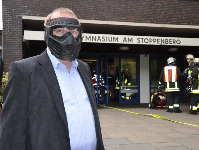 Hinter der Maske: Schulleiter Rüdiger Göbel, der die ganze Zeit so nah wie möglich am Geschehen bleibt.