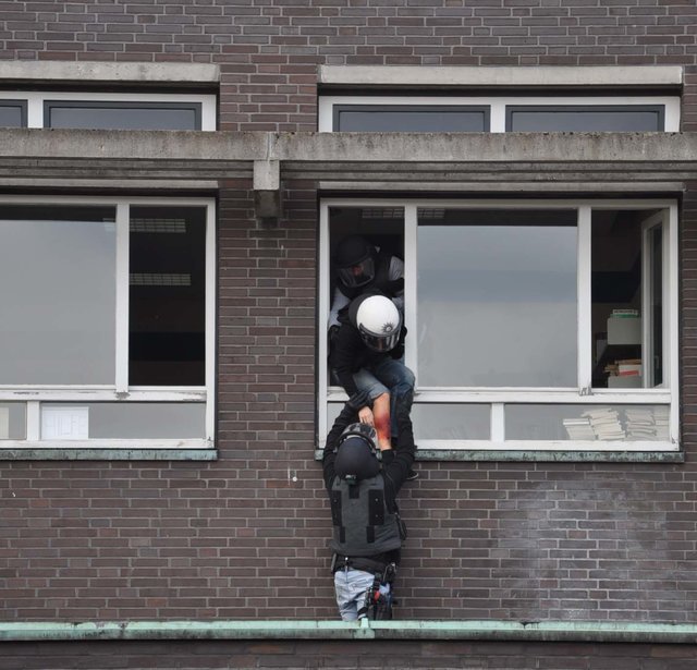 Polizeibeamte 'retten' ihre Kollegen, die Verletzungen simulieren.